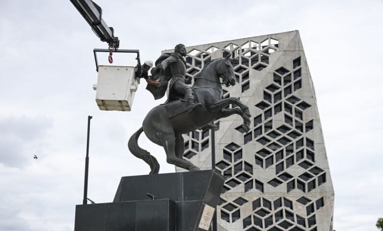 Imagen de la escultura ecuestre de Juan Bautista Bustos después de la restauración