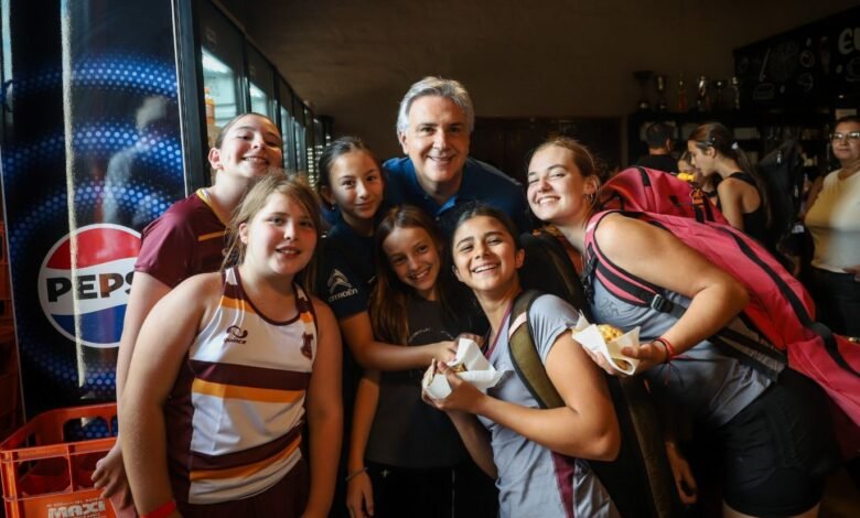 Imagen del gobernador Martín Llaryora en el Club Palermo Bajo