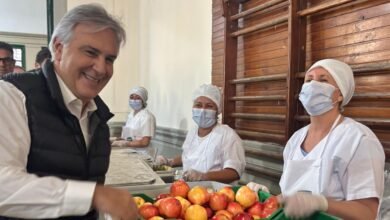 Imagen de la Escuela Normal Superior "Dr. Alejandro Carbó" con estudiantes y docentes