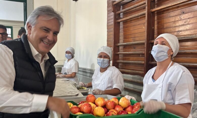 Imagen de la Escuela Normal Superior "Dr. Alejandro Carbó" con estudiantes y docentes