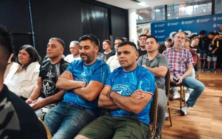Entrega de certificados a escuelas deportivas barriales en Córdoba