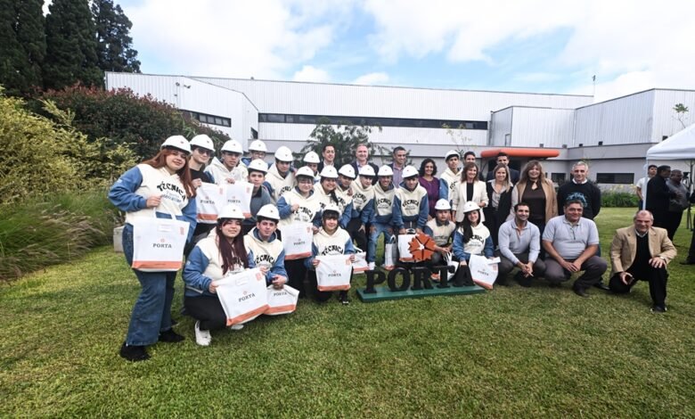 Estudiantes y empresarios juntos en el lanzamiento del Plan Dual