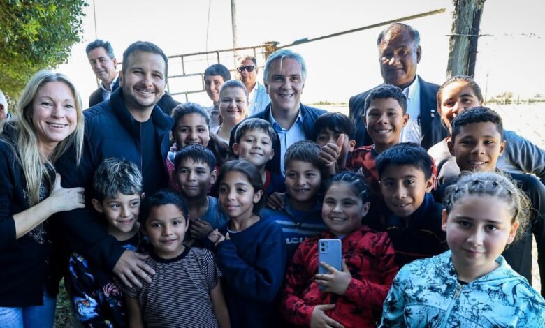 Llaryora entrega llaves de viviendas en Camilo Aldao
