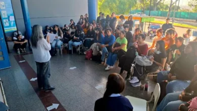 Docentes y estudiantes de la Universidad Provincial de Córdoba participan en una clase pública en defensa de la educación pública