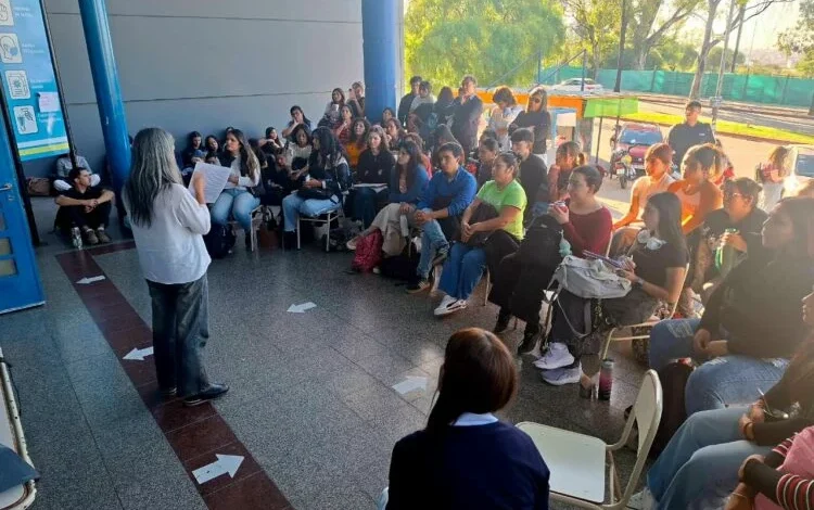 Docentes y estudiantes de la Universidad Provincial de Córdoba participan en una clase pública en defensa de la educación pública
