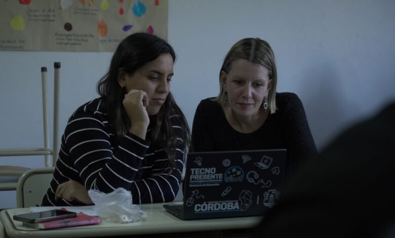 Docentes participando en un encuentro de Acompañamiento entre Colegas