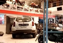 Imagen de una camioneta incrustada en una concesionaria después de un choque en Floresta