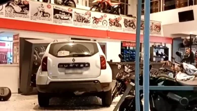 Imagen de una camioneta incrustada en una concesionaria después de un choque en Floresta