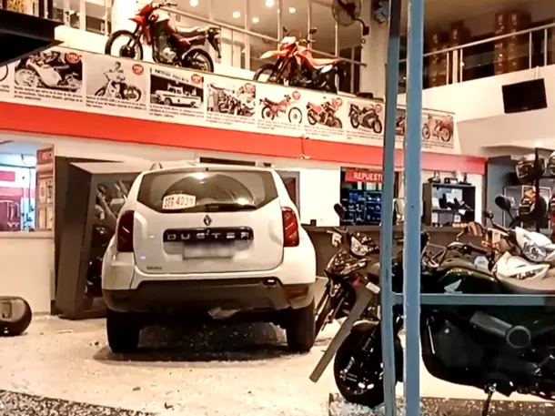 Imagen de una camioneta incrustada en una concesionaria después de un choque en Floresta