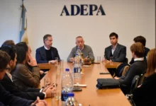 La Casa Rosada, sede del Poder Ejecutivo argentino, con periodistas acreditados en su exterior.
