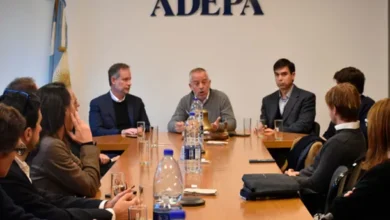 La Casa Rosada, sede del Poder Ejecutivo argentino, con periodistas acreditados en su exterior.