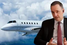 Manuel Adorni y su esposa en un evento oficial