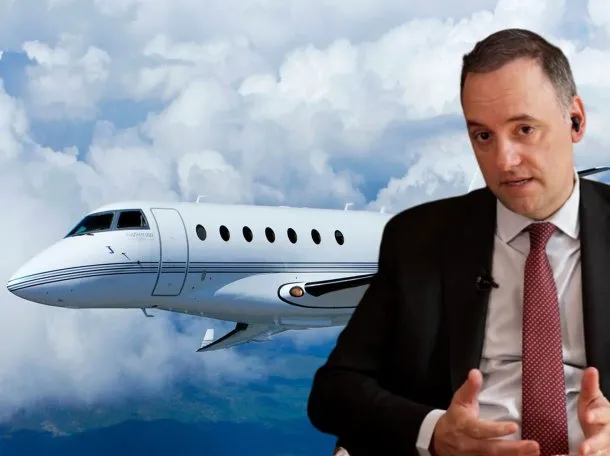 Manuel Adorni y su esposa en un evento oficial