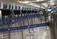 Imagen de un aeropuerto con aviones en tierra y personal de tierra en protesta
