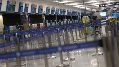 Imagen de un aeropuerto con aviones en tierra y personal de tierra en protesta