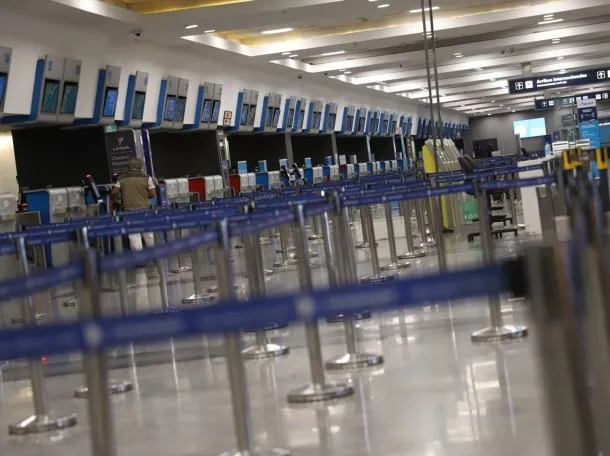 Imagen de un aeropuerto con aviones en tierra y personal de tierra en protesta