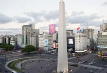 Imagen de un cielo nublado con tormentas en el horizonte
