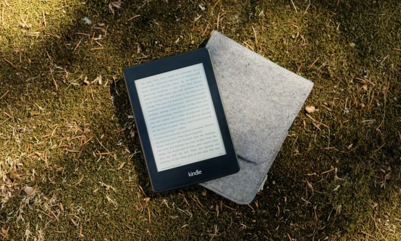 Una persona sosteniendo un Kindle