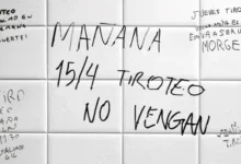 Imagen de una escuela con una alerta de amenaza de tiroteo