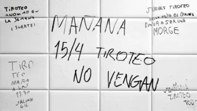 Imagen de una escuela con una alerta de amenaza de tiroteo