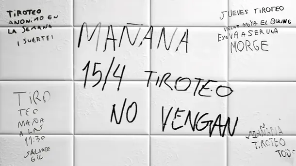 Imagen de una escuela con una alerta de amenaza de tiroteo