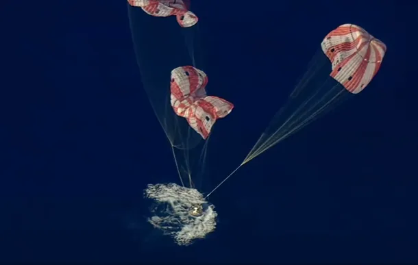 La cápsula Orion ameriza en el Océano Pacífico