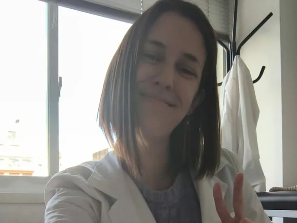 Imagen de un colectivo en la calle, con personas caminando en el fondo