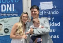 Una imagen de un auto volcado en un canal de riego en Tucumán