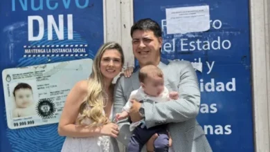 Una imagen de un auto volcado en un canal de riego en Tucumán