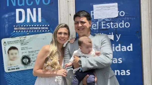 Una imagen de un auto volcado en un canal de riego en Tucumán