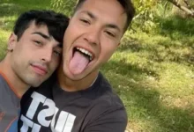 Nacho Lago y su novio en una foto juntos, sonriendo y abrazados.