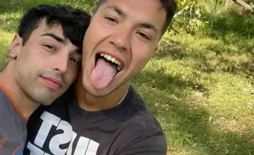 Nacho Lago y su novio en una foto juntos, sonriendo y abrazados.