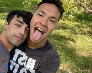 Nacho Lago y su novio en una foto juntos, sonriendo y abrazados.