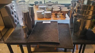 Imagen de un restaurante de alta cocina con mesas vacías y una cocina desierta