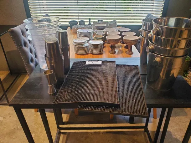 Imagen de un restaurante de alta cocina con mesas vacías y una cocina desierta