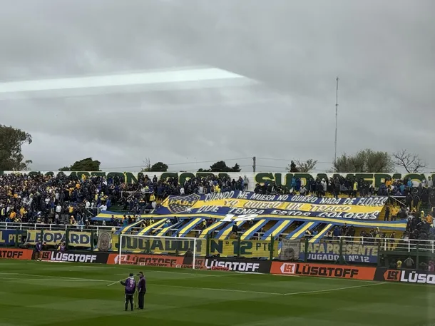 Imagen de los jugadores de Defensa y Justicia y Boca en el campo de juego