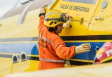 Bomberos voluntarios en entrenamiento aéreo para combatir incendios forestales