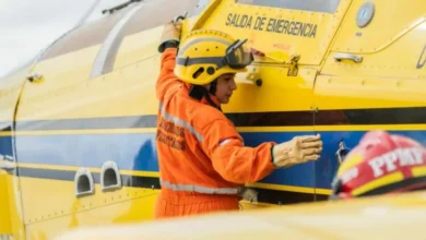 Bomberos voluntarios en entrenamiento aéreo para combatir incendios forestales
