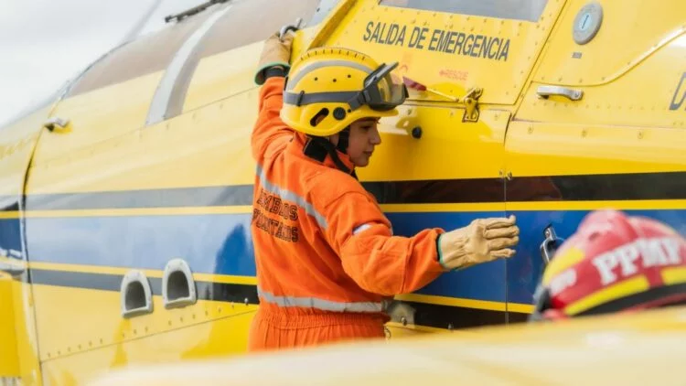 Bomberos voluntarios en entrenamiento aéreo para combatir incendios forestales