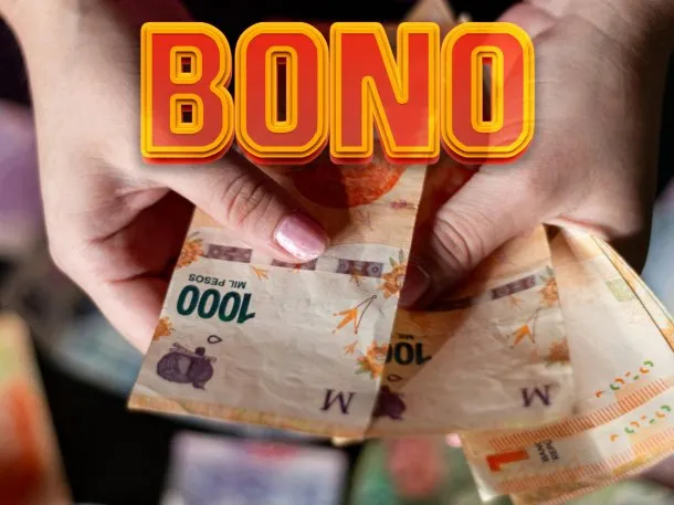 Imagen de un empleado estatal sonriendo al recibir su bono extraordinario