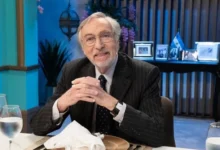 Luis Brandoni en escena, sonriendo al público