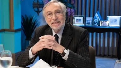 Luis Brandoni en escena, sonriendo al público