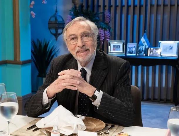 Luis Brandoni en escena, sonriendo al público