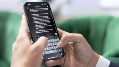 Imagen de ChatGPT y Claude, modelos de inteligencia artificial en competencia