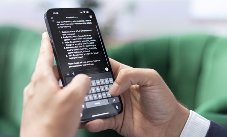 Imagen de ChatGPT y Claude, modelos de inteligencia artificial en competencia