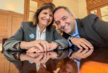 Patricia Bullrich y Manuel Adorni en una imagen simbólica