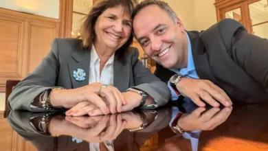 Patricia Bullrich y Manuel Adorni en una imagen simbólica