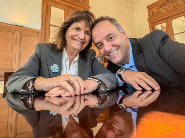 Patricia Bullrich y Manuel Adorni en una imagen simbólica