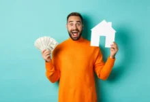 Familia feliz en frente de su nueva vivienda