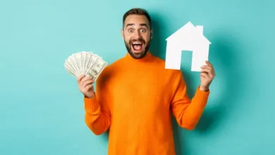 Familia feliz en frente de su nueva vivienda